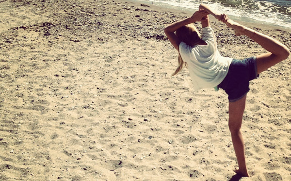 Kobieta ćwiczy na plaży wsłoneczny dzień