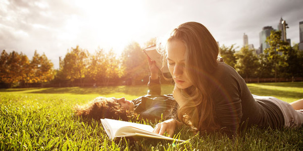 dziewczyna czyta książkę w parku