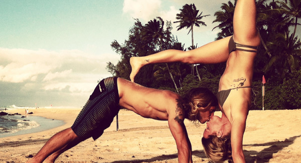 joga na plaży miłość pocałunek