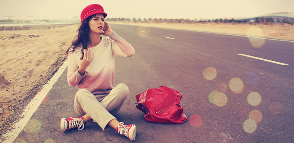 kobieta czerwony ubranie ulica sama pustynia