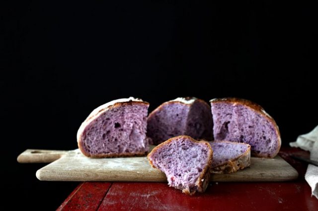 fioletowy chleb