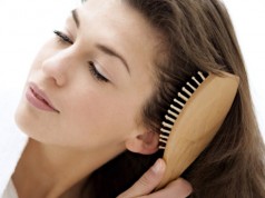 Co szkodzi włosom? MUSISZ znać te 10 zasad! drewniana-szczotka-do-wlosow