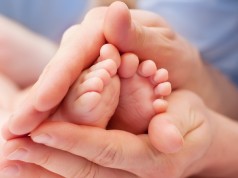 Niemowlęce stopy i pierwsze buty dla dziecka stopy-dziecka