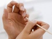 Jak poprawić wygląd paznokci? PODPOWIADAMY! odsuwanie-skorek-drewnianym-patyczkiem