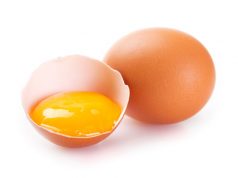 Żółtko na włosy – zabieg który odmieni wygląd Twoich włosów! zoltko-na-wlosy