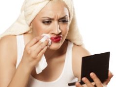 Czy właściwie robisz demakijaż? SPRAWDŹ NAJCZĘSTSZE BŁĘDY! demakijaz-oczu