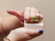 7 TIPÓW jak dbać o paznokcie – TIPY których nie zdradzi Ci manikiurzystka! czyszczenie-paznokci