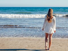 Jaki depilator wybrać? Wszystko, co musisz wiedzieć o depilacji nóg! kobieta-na-plazy-i-gladkie-nogi