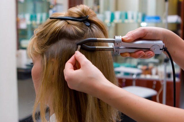 przedłużanie-włosów-metodą-keratynową
