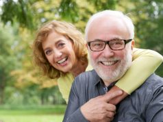 Osteoporoza w menopauzie. Jak jej zapobiec? starsze-malzenstwo