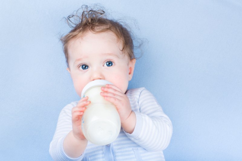 noworodek-pije-mleko-modyfikowane