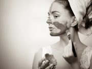 Przetłuszczająca się skóra – zabieg u kosmetyczki czy domowa pielęgnacja? tlusta-skora-zabiegi