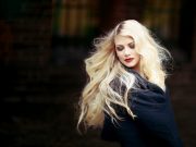 Martwią Cię włosy zniszczone farbowaniem i stylizacją? Zobacz, jak przywrócić im siłę i blask jak-przywrócić-włosom-blask