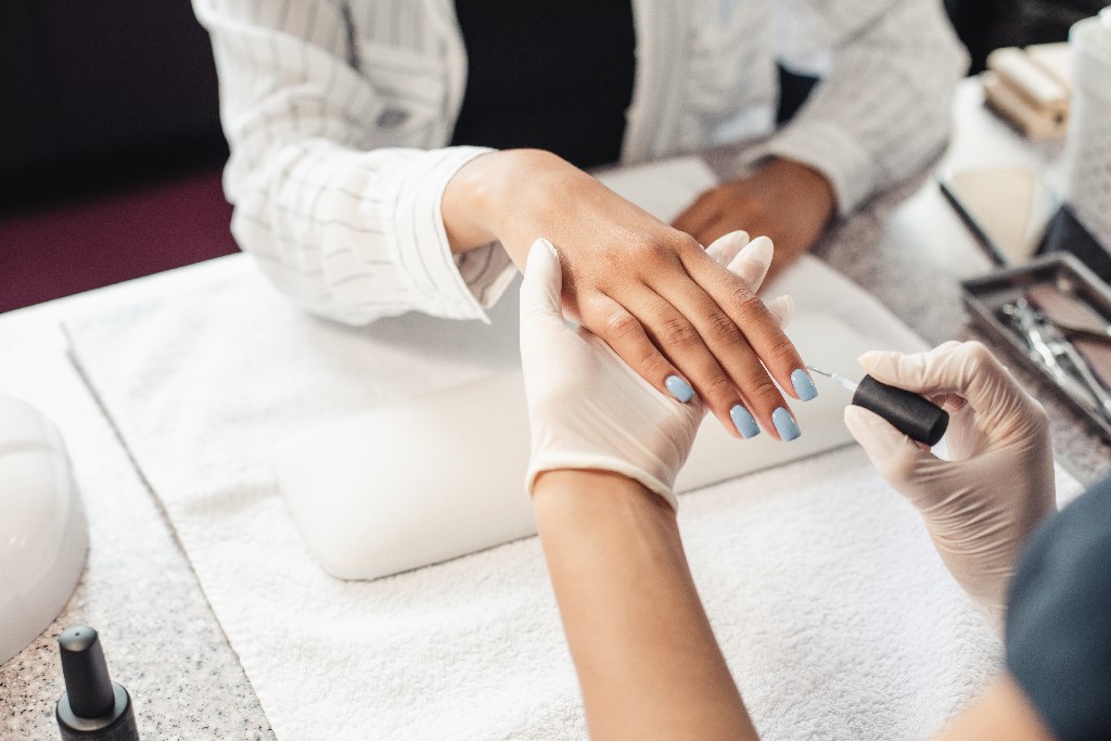 Jak zrobić matowy manicure hybrydowy