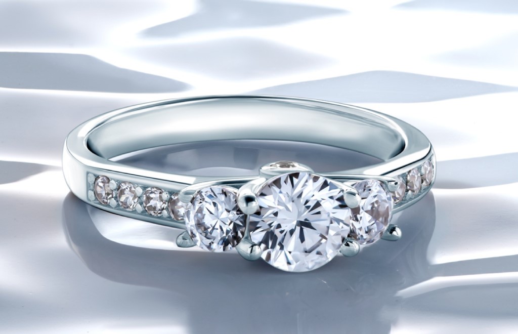 pierścionek-zaręczynowy-z-białego-złota
