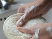 „Kąpielowy Rytuał” gąbka do ciała czy szczotka do ciała, co sprawdzi się lepiej? gabka-do-kapieli