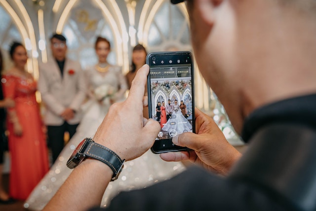 Sztuka filmowania wesel: Jak wraz z kamerzystą stworzyć film ślubny pełen szczerych emocji? 3