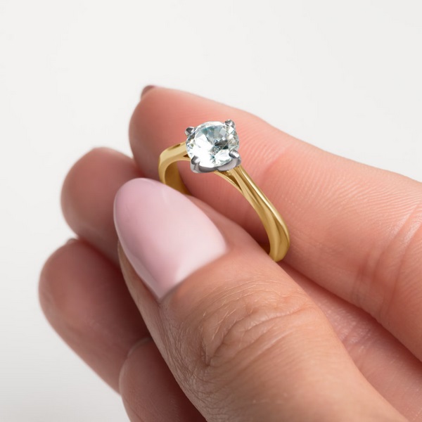 Klasyczny pierścionek zaręczynowy z diamentem