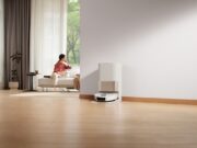 Robot sprzątający Dreame X40 Ultra — czy warto kupić? Robot sprzątający – nowoczesne rozwiązanie dla każdego domu Robot sprzątający to innowacyjne urządzenie, który pomaga ogarnąć codzienne obowiązki. Nie musisz już zastanawiać się, kto zajmie się odkurzaniem czy myciem podłóg — teraz te zadania może wykonać za Ciebie robot sprzątający Dreame X40 Ultra. Dzięki precyzyjnym szczotkom o gumowym pokryciu, znajdującym się zarówno na spodzie, jak i po bokach urządzenia, kurz i brud są dokładnie zbierane, a specjalne filtry antyalergiczne zapewniają, że pyłki i inne szkodliwe cząsteczki nie rozprzestrzeniają się po powietrzu, co jest szczególnie istotne dla osób cierpiących na alergie. Robot ten doskonale radzi sobie z wyzwaniami, jakie stawia przed nim codzienne życie, w tym z usuwaniem sierści zwierząt. Dzięki inteligentnemu systemowi mapowania Dreame X40 Ultra, dostępny na stronie - https://bit.ly/odkurzaczx40ultra13 , samodzielnie sprawnie porusza się po domu, docierając nawet do trudno dostępnych miejsc. Robot sprzątający oszczędza czas i energię potrzebną na codzienne porządki. Dzięki możliwości samodzielnego mapowania pomieszczeń oraz dotarcia do trudno dostępnych miejsc nie wymaga on ciągłego nadzoru ze strony użytkownika. Dodatkowym atutem jest możliwość programowania sprzętu według własnych preferencji za pomocą dedykowanej aplikacji mobilnej. Użytkownik może określić godziny i dni, w których robot ma pracować, oraz wybrać pomiędzy sprzątaniem całego domu a konkretnych pomieszczeń. Dlaczego warto zainwestować w robota sprzątającego Dreame X40 Ultra? Dreame X40 Ultra to nie tylko zwykły robot sprzątający. To urządzenie wyposażone w zaawansowany system Vormax™, który zapewnia moc ssącą do 12 000 Pa, co umożliwia bezproblemowe usuwanie zarówno sierści zwierzęcej, jak i większych cząsteczek kurzu. Świetnie radzi sobie także z płynnymi zabrudzeniami. Jego unikalna, wysuwana szczotka boczna skutecznie dociera do każdego zakątka, a nawet podnosi się o 10 mm, aby zapobiegać przenoszeniu brudu. Technologia MopExtend™ RoboSwing umożliwia dokładne czyszczenie nawet w najtrudniej dostępnych miejscach. Dla większego efektu czystych podłóg warto wykorzystać funkcję mopowania, zawartą w tym wyjątkowym robocie sprzątającym. Dzięki zastosowaniu zaawansowanych technologii Dreame X40 Ultra nie tylko dokładnie myje podłogi, ale również zapewnia ich szybkie wysuszenie. Robot sprzątający Dreame X40 Ultra oferuje funkcję automatycznego czyszczenia mopów w 70 stopniach, co zapobiega rozwojowi bakterii i nieprzyjemnych zapachów. Robot sprzątający jest w pełni automatyczny. Nie musisz już martwić się o opróżnianie zbiorników na kurz, uzupełnianie wody czy mycie mopów – robot sam zadba o swoją gotowość do pracy. Oszczędność czasu, skuteczność, wygoda i technologiczne innowacje to tylko niektóre z korzyści, jakie oferują nowoczesne urządzenia, w tym Dreame X40 Ultra. Możemy cieszyć się czystym i schludnym domem, mając jednocześnie więcej czasu na to, co naprawdę ważne.