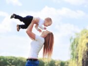 Bezpieczna antykoncepcja dla młodych mam Młoda mama spędza czas ze swoim dzieckiem