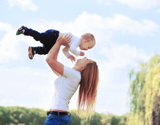 Bezpieczna antykoncepcja dla młodych mam Młoda mama spędza czas ze swoim dzieckiem