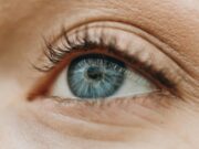 Pierwsze zmarszczki pod oczami: dlaczego się pojawiają i jak im przeciwdziałać? Pierwsze zmarszczki pod oczami dlaczego się pojawiają i jak im przeciwdziałać