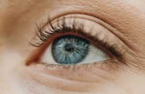 Pierwsze zmarszczki pod oczami dlaczego się pojawiają i jak im przeciwdziałać